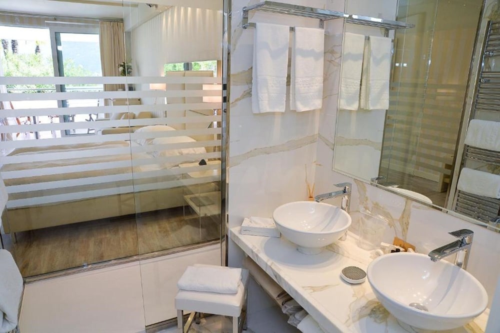 Junior Suite, lake view photo 3