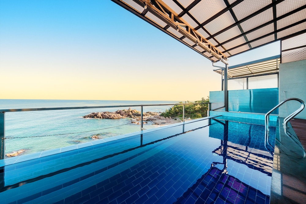 Basic Room, 1 Bedroom (A301 – Ocean View Outdoor Pool & Spa) photo 2