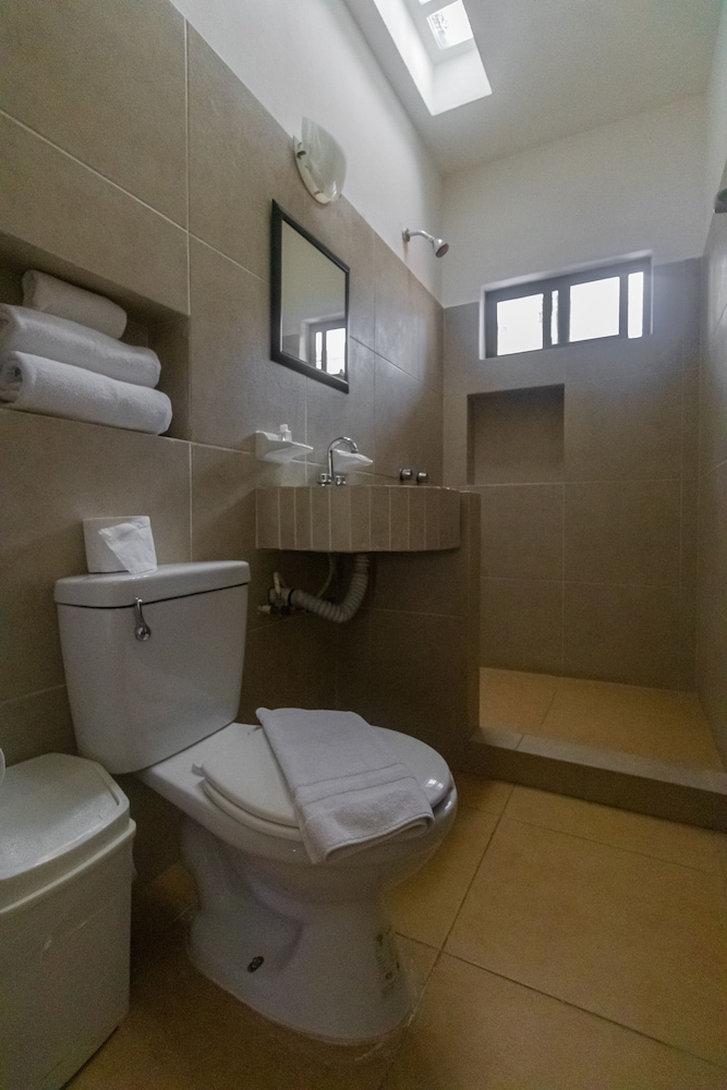 Standard Double Room, 1 King Bed, Non Smoking, Pool View (Suie King) photo 3