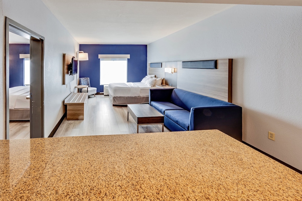 Suite, 2 Bedrooms (1 King, 1 Queen, Sofa Bed) - Photo 6