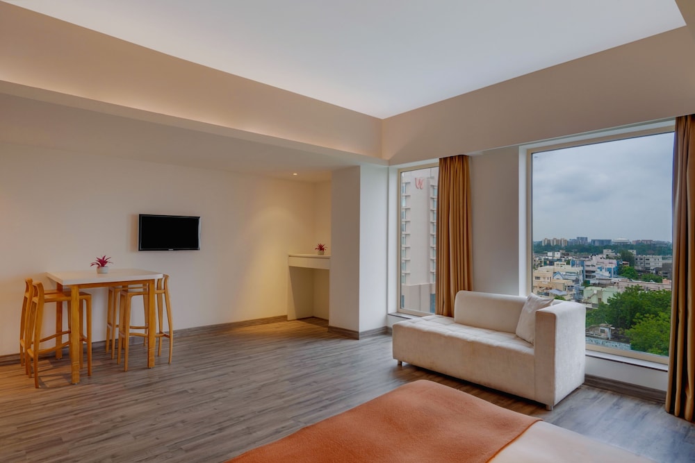 Executive Suite, 1 Queen Bed, City View photo 2