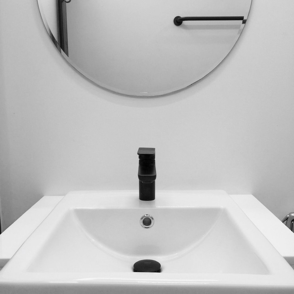 Twin Room (Free Netflix) photo 3