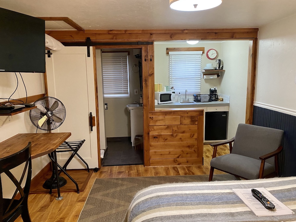 Queen Cottage with Premier Kitchenette photo 2