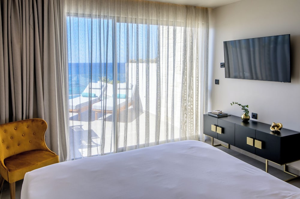 Premium Studio Suite, 1 King Bed, Private Pool, Sea View thumbnail 5