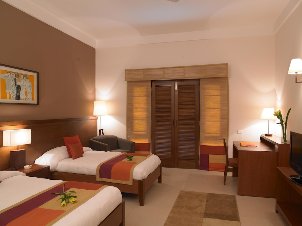 Deluxe Room, 1 King Bed photo 2