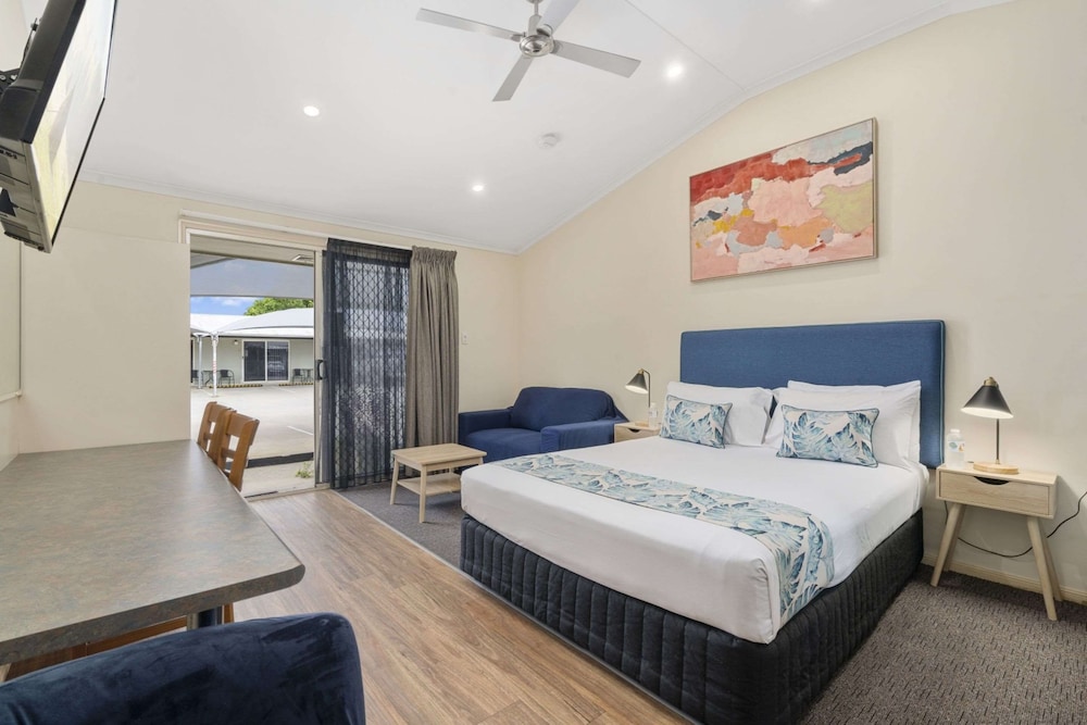 Executive Room, 1 Queen Bed, Non Smoking, Kitchenette