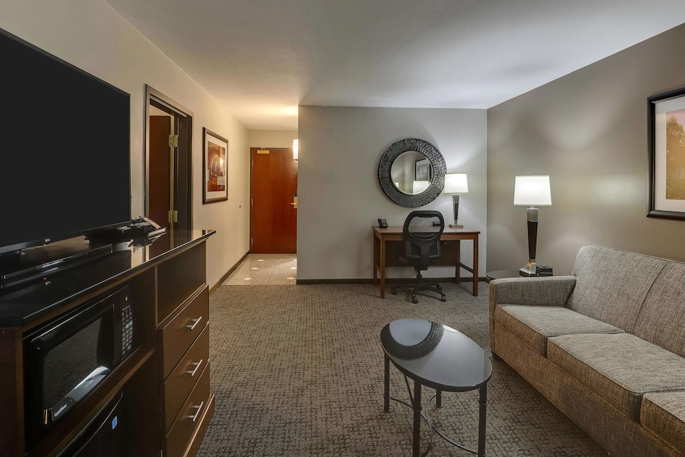 Suite, Multiple Beds, Refrigerator & Microwave (Upper Floor) photo 3