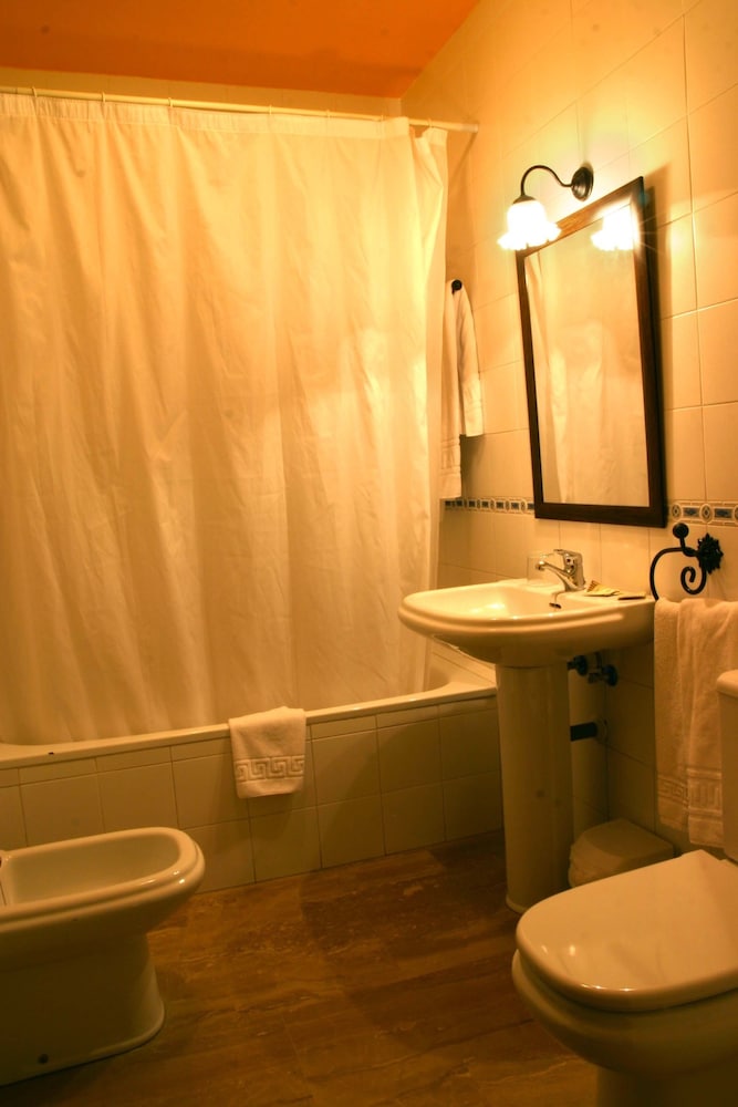 Twin Room - Photo 21