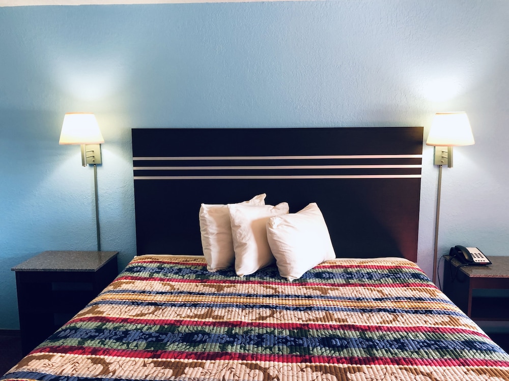 Studio, 2 Bedrooms, Kitchenette photo 1