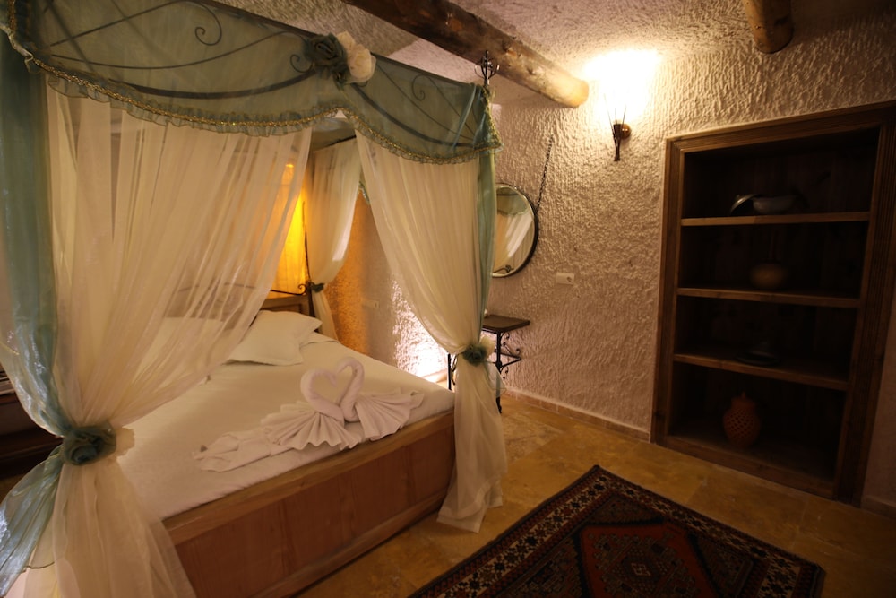 Honeymoon Cave Suit photo 3