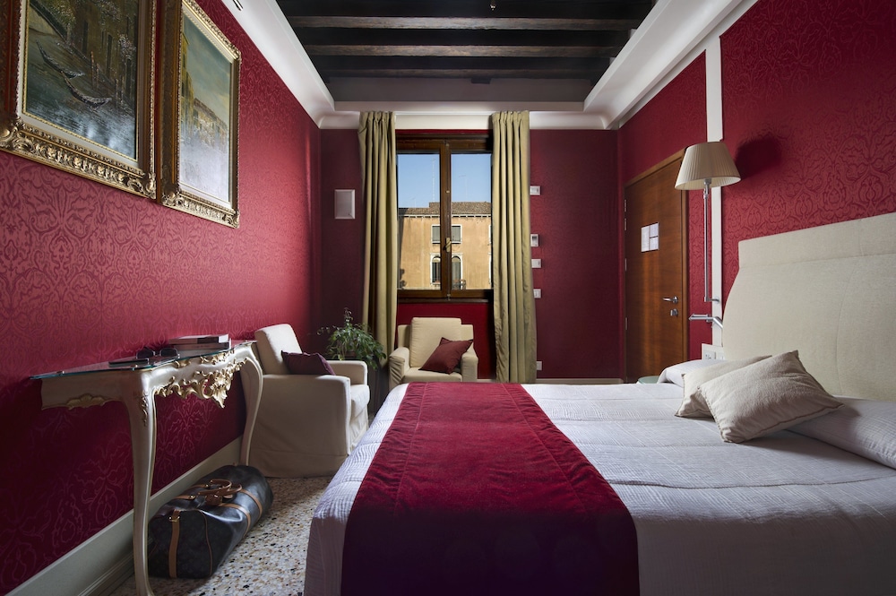 Deluxe Double Or Twin Room photo 2