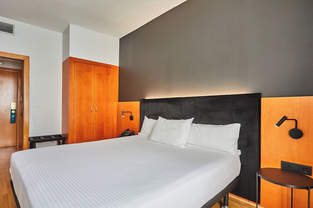 Standard Room (Queen bed) photo 3