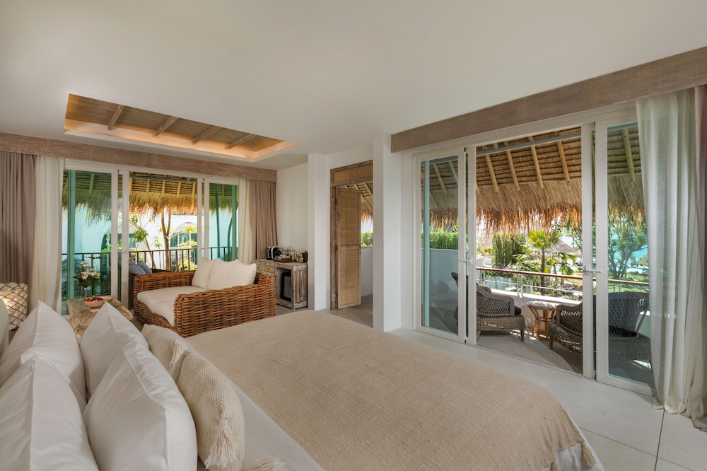 Suite, Pool View