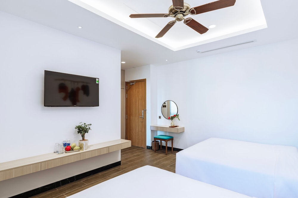 Renata, City View, 2 Twin Beds with Window