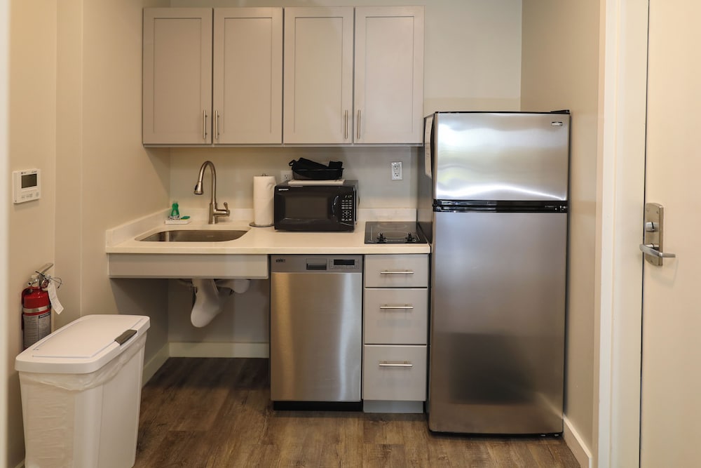 Suite, 2 Bedrooms, Roll-in Shower, Balcony photo 3