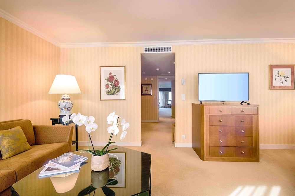 Executive Suite, 1 King Bed, Balcony, Lake View - Photo 2