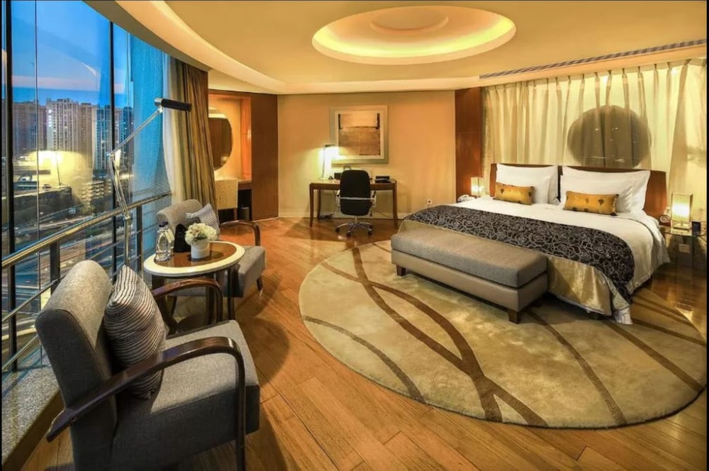 Deluxe Suite - Photo 2