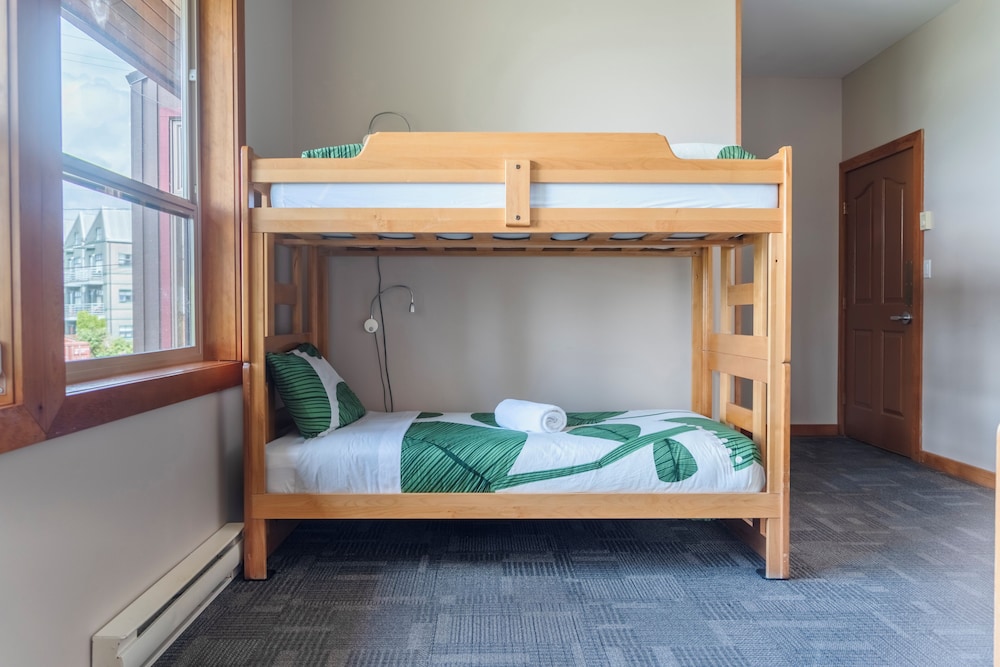 Private room with ocean view, 2-piece bathroom, shared showers - accessible photo 3