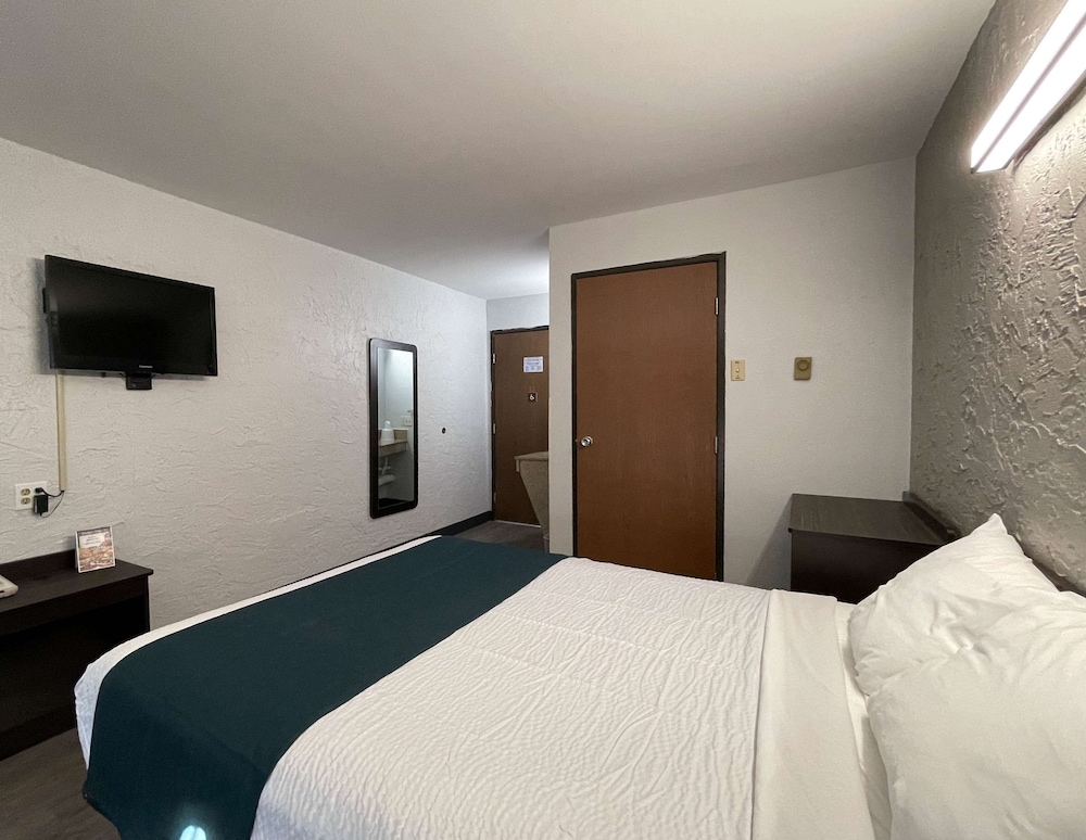Deluxe Suite, 1 King Bed, Non Smoking, Hot Tub photo 2