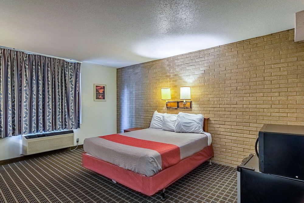 Deluxe Room, 1 Queen Bed, Non Smoking, Refrigerator & Microwave - Photo 3