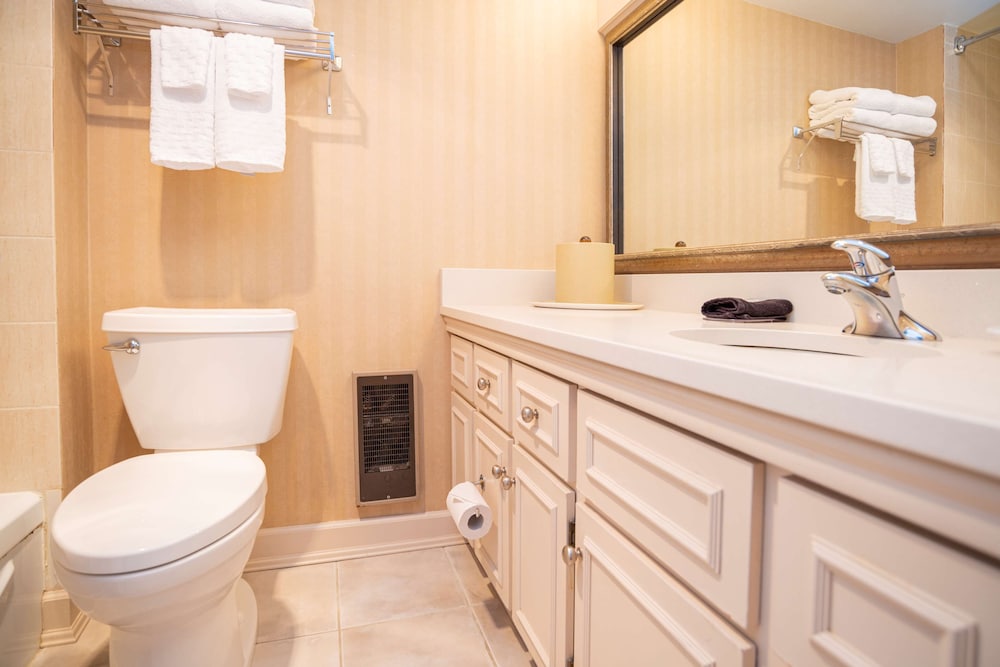 Suite, 1 Queen Bed, Refrigerator, Harbor View (With Sofabed) - Photo 3