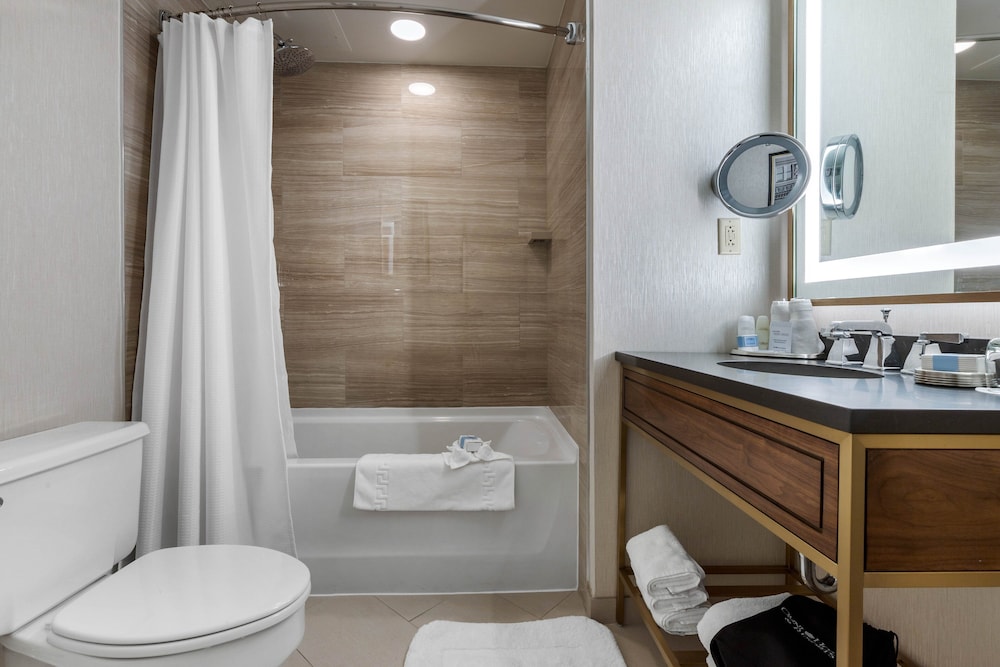 Executive Suite, 1 King Bed with Sofa bed, City View (Spacious) - Photo 12