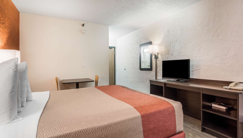 Premium Room, 1 Queen Bed, Non Smoking, Refrigerator - Photo 5
