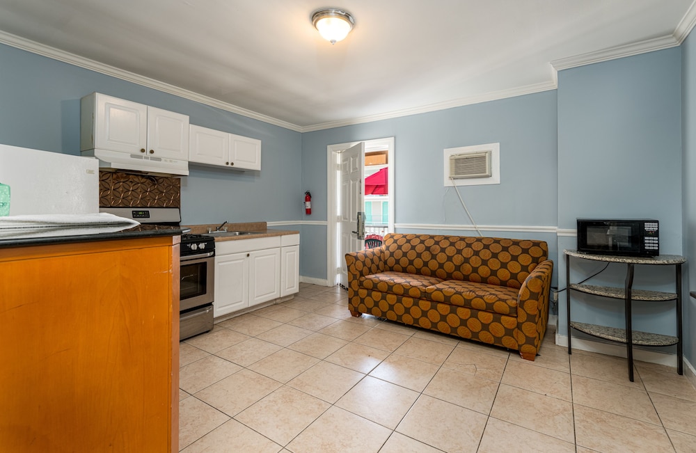 Suite, 2 Bedrooms - Photo 1