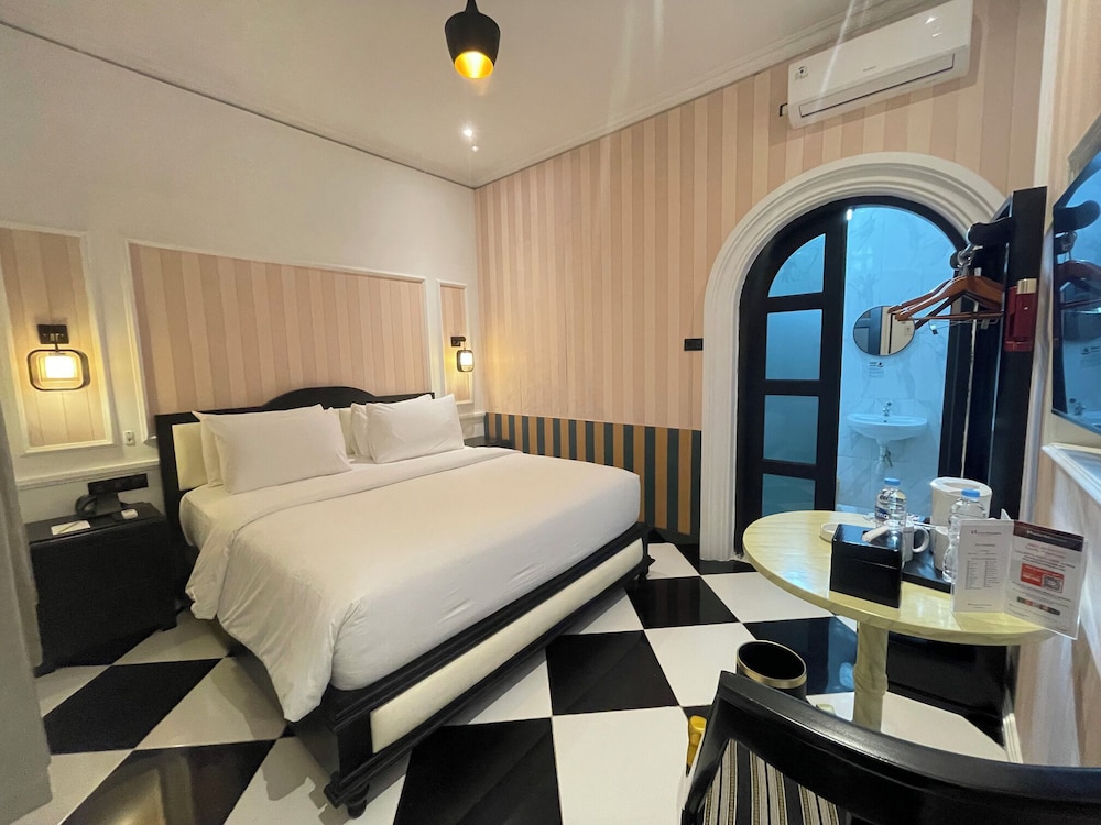 Express Queen Room