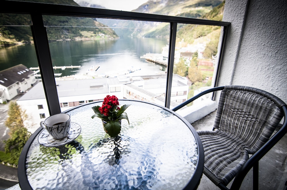 Superior Double or Twin Room (Fjord View) - Photo 12