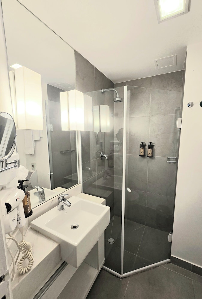 Apartamento Superior com 1 cama casal 2 camas solteiro e 2 banheiros thumbnail 6