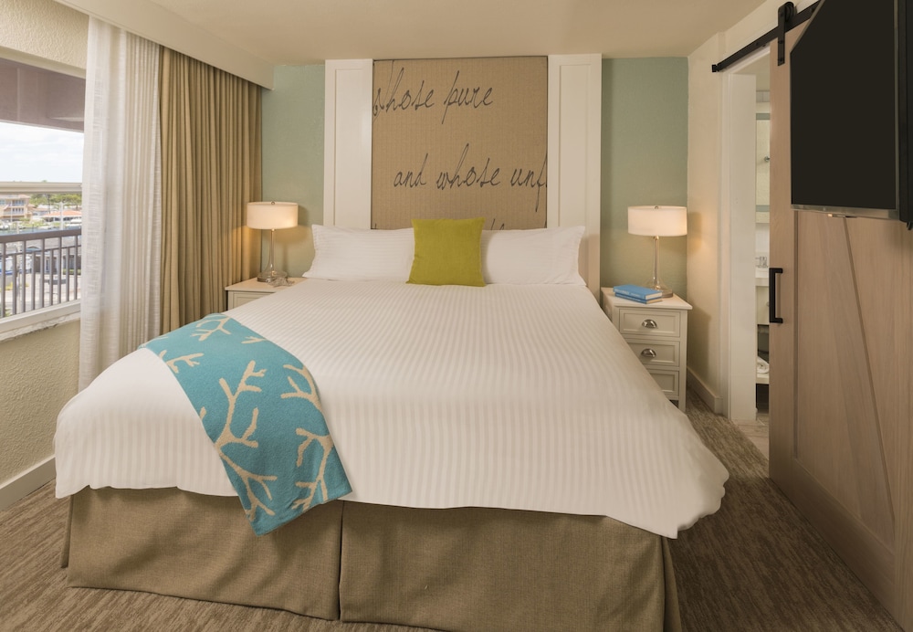 Deluxe Room, 1 Queen Bed, Accessible (Premium Queen Accessible)