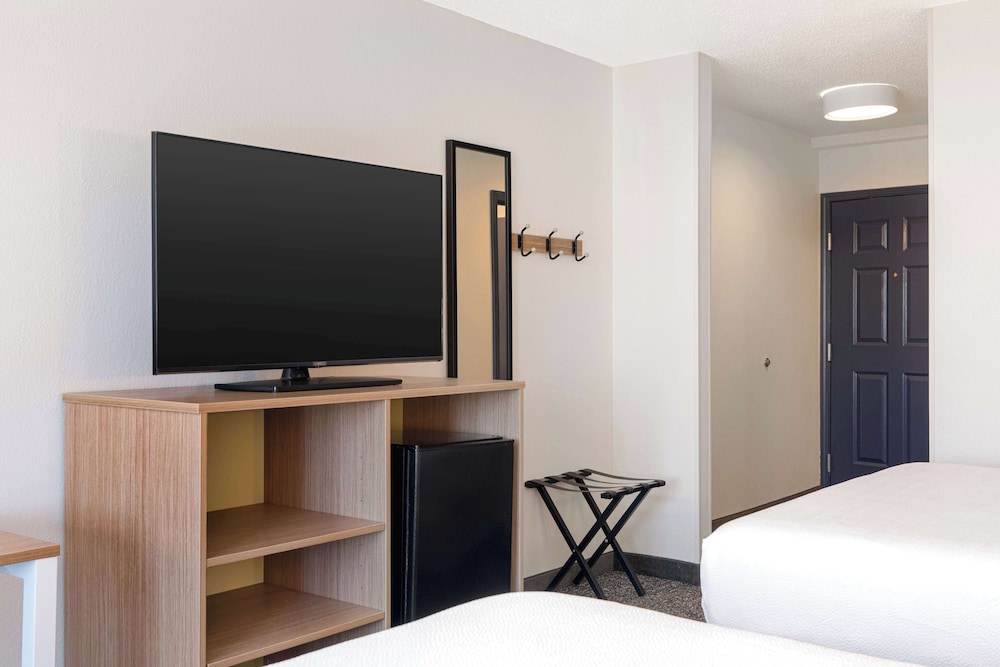 Room, 2 Queen Beds - Photo 3