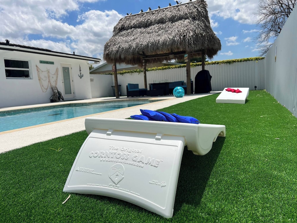 Maggie Home In Kendall - Pool And Tiki Bar, Photo 34