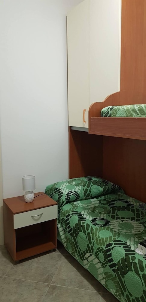 Standard Triple Room, Shared Bathroom photo 2