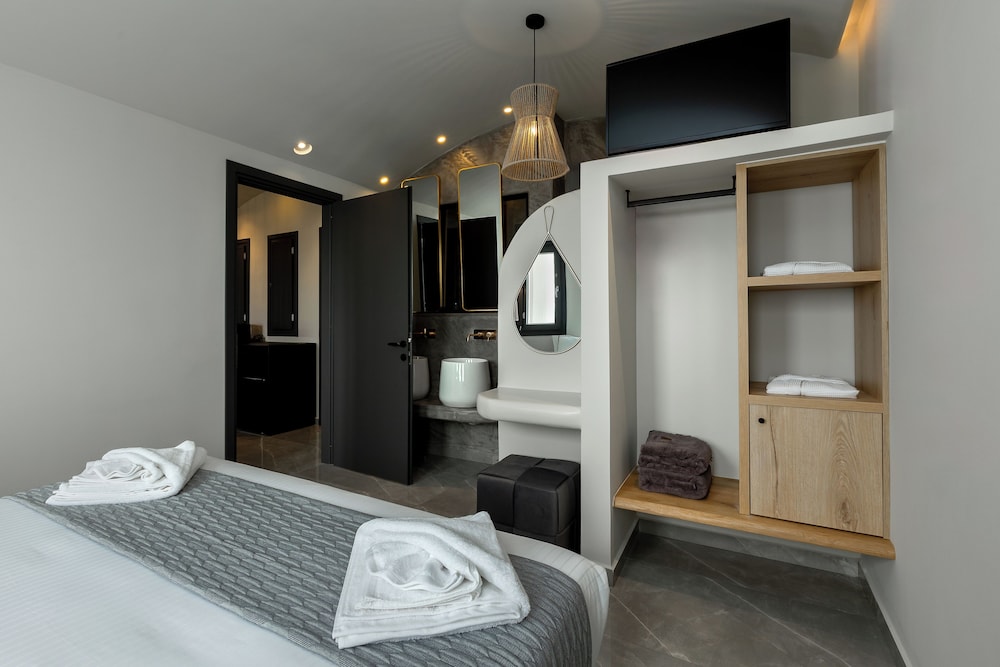 Deluxe Suite - Private Outdoor Hot Tub and Sea View