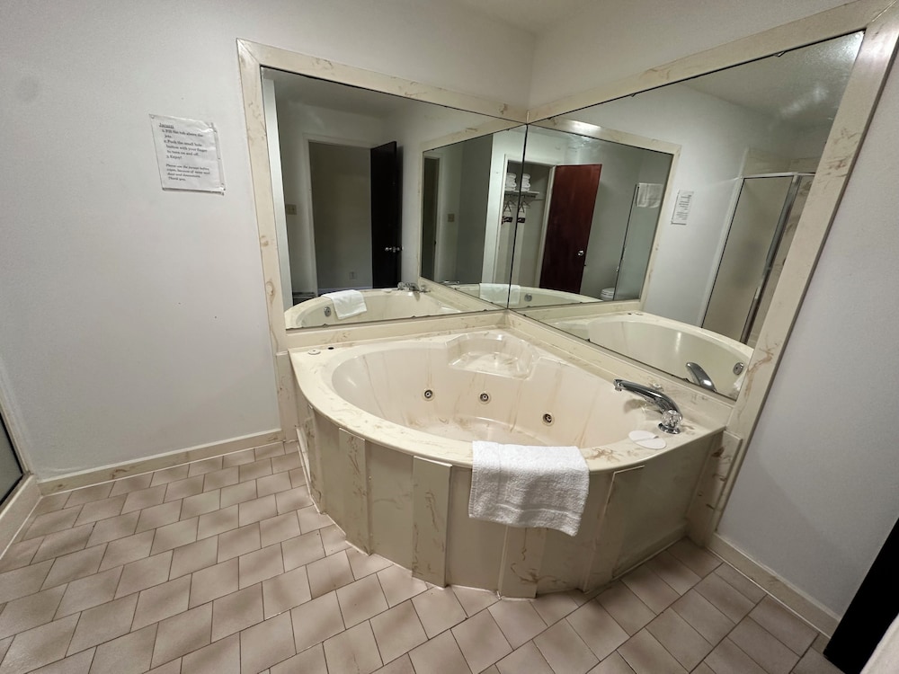 Royal Suite, 1 King Bed, Jetted Tub, City View photo 2