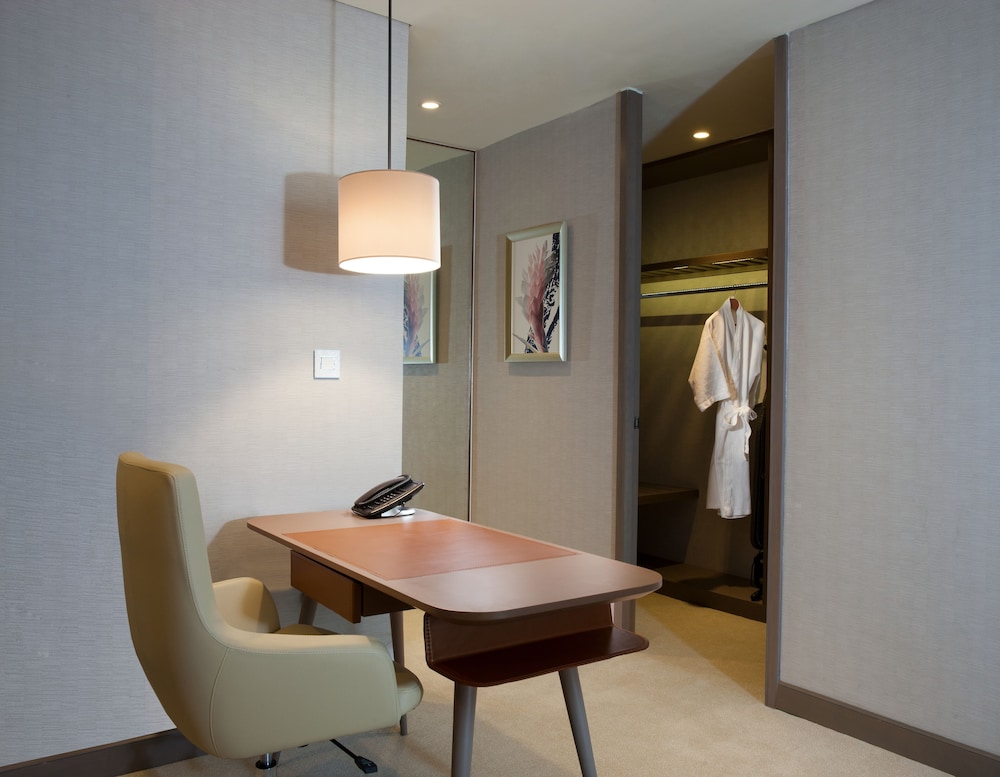 Premium Room, 1 King Bed, Club Lounge Access, Golf View