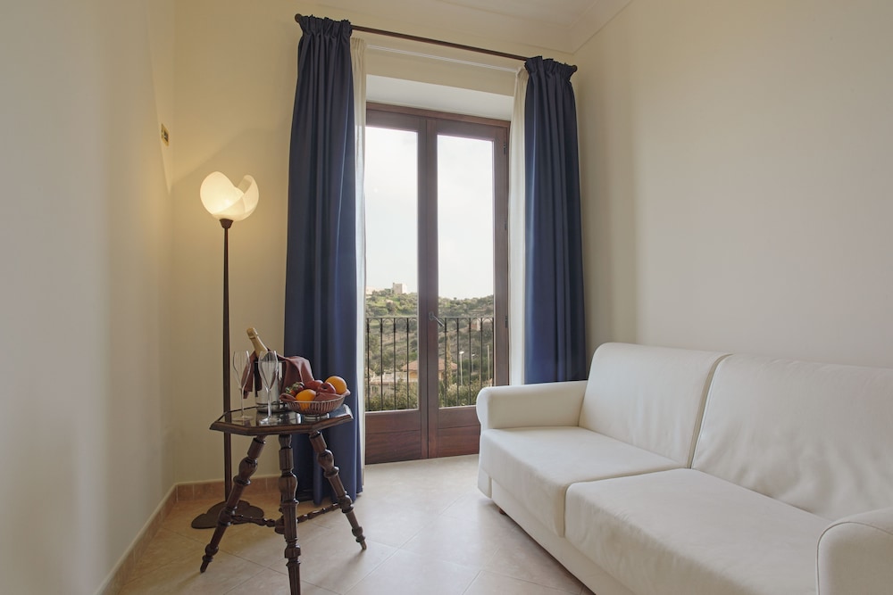 Deluxe Suite, Sea View - Photo 5