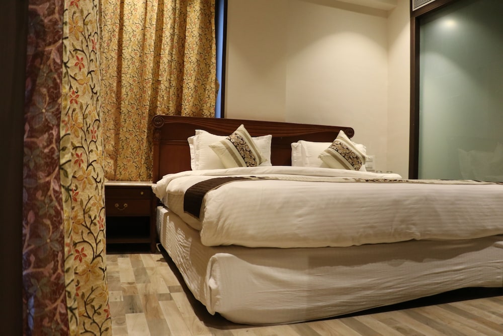 Executive Room, 1 King Bed, City View photo 1