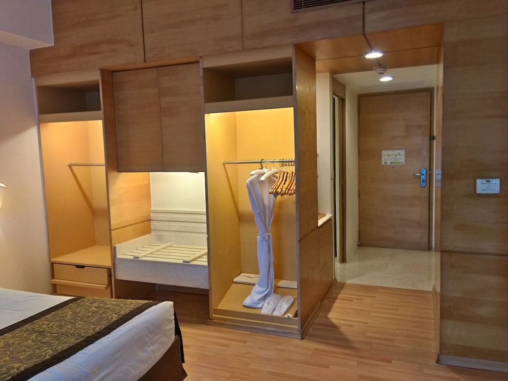 Superior Room, 1 Queen Bed, Accessible photo 2