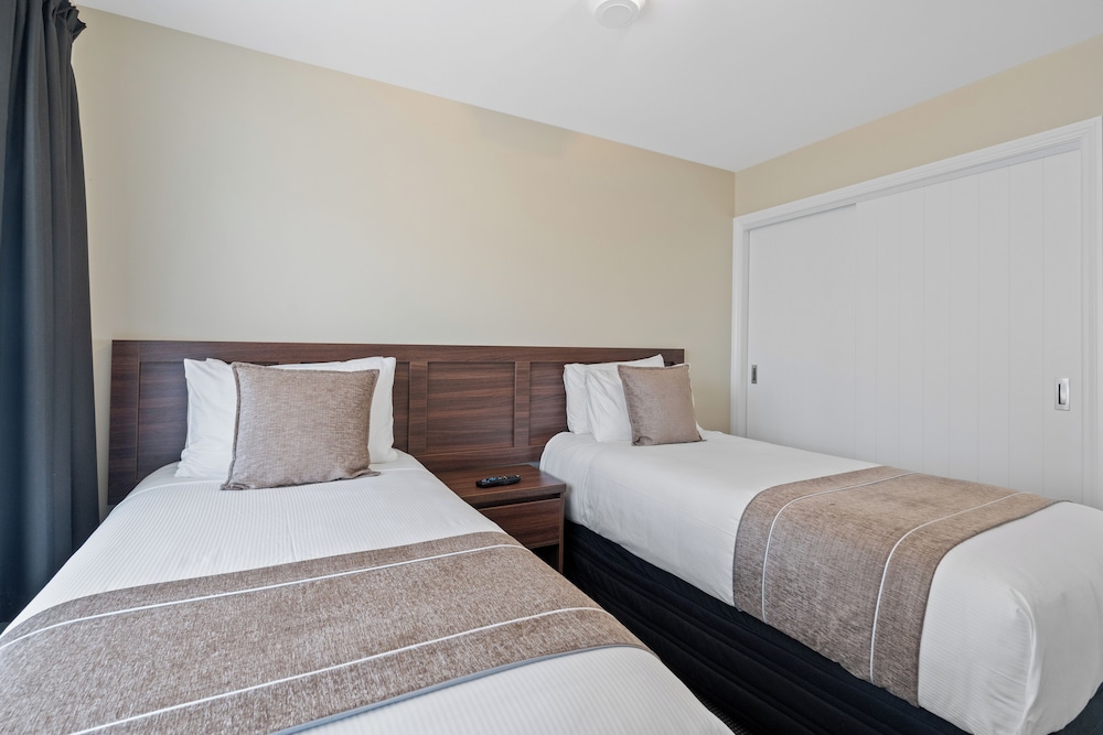 Executive Apartment, 2 Bedrooms, Mountain View, Mezzanine thumbnail 5