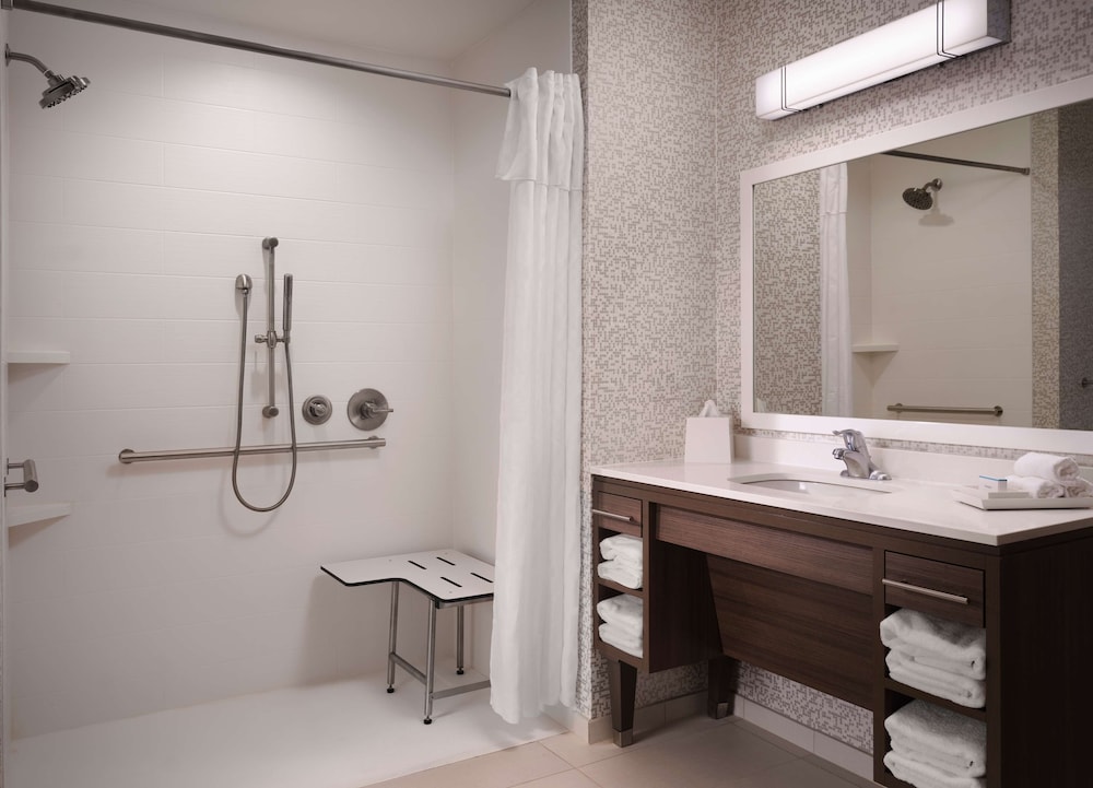 Suite, 2 Queen Beds, Accessible (Mobility & Hearing, Roll-in Shower) - Photo 4