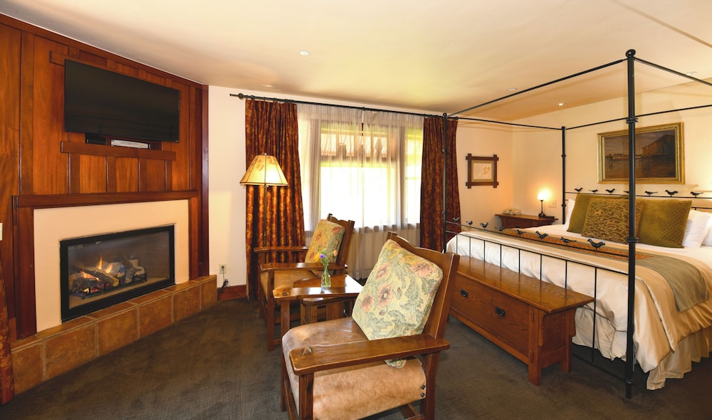 04 Superior king spa fireplace