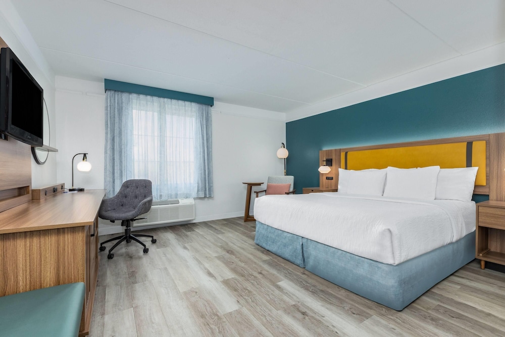 Room, 1 King Bed, Mobility Accessible, Non Smoking (Bathtub W/grab Bars) photo 2