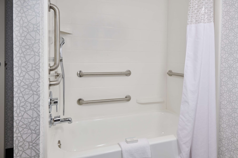 Room, 1 King Bed, Accessible, Bathtub - Photo 4