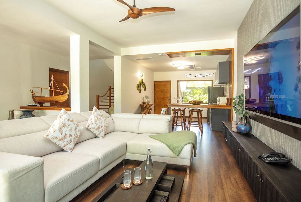 Suite, 3 Bedrooms, Ocean View, Beachfront photo 1
