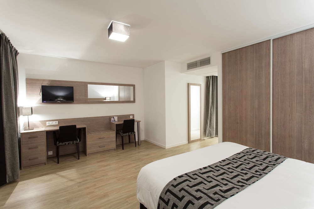 Superior Studio, 1 Queen Bed, Kitchenette photo 3