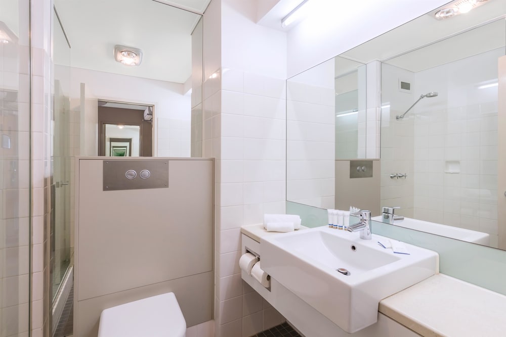 Deluxe Room, 1 King Bed, Non Smoking, Bathtub - Photo 4