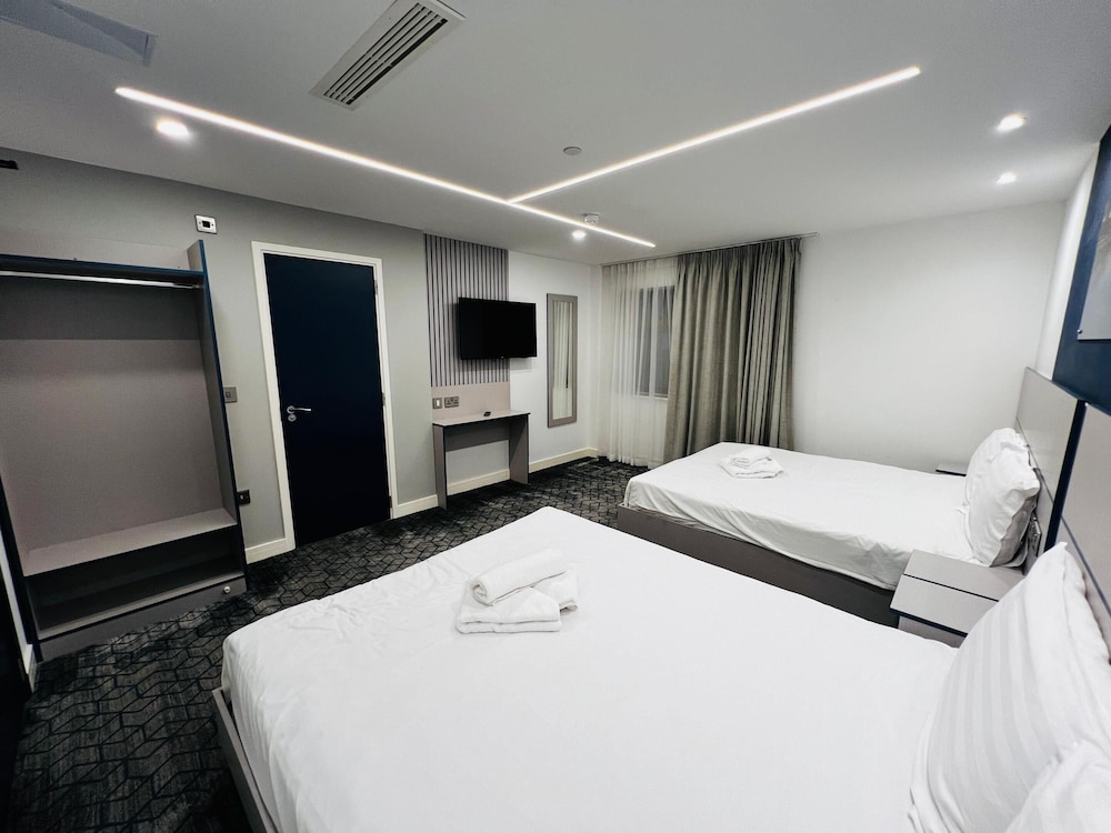Deluxe Quadruple Room, Accessible, Ensuite - Photo 2